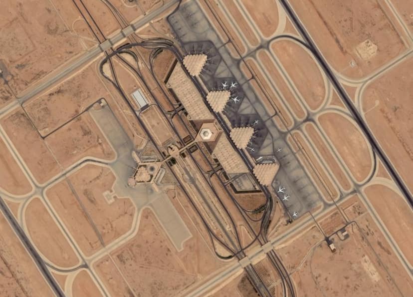 Ataques dos Houthis em Aeroportos Sauditas Deixam Três Mortos e Dezenas de Feridos