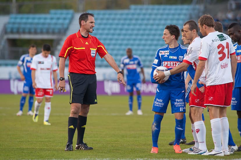 La árbitra asistente Sian Massey-Ellis renuncia y se une a la FA
