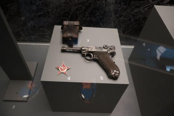 Archivbild: Eine Waffe im Lac d’Annecy gefunden, Ermittlungen laufen